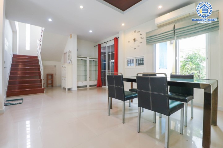 บ้านเดี่ยวมือสองย่านปทุมธานี ม.กฤษณา ติวานนท์-แจ้งวัฒนะ เนื้อที่กว้างขวางมากถึง 55 ตร.ว. ฟังก์ชัน 3 ห้องนอน 3 ห้องน้ำ 2 ที่จอดรถ บ้านสภาพสวย พร้อมอยู่ ทำเลดี เชื่อมสู่ใจกลางเมืองได้อย่างสะดวกสบาย ใกล้ทางด่วน "บางปะอิน-ปากเกร็ด"